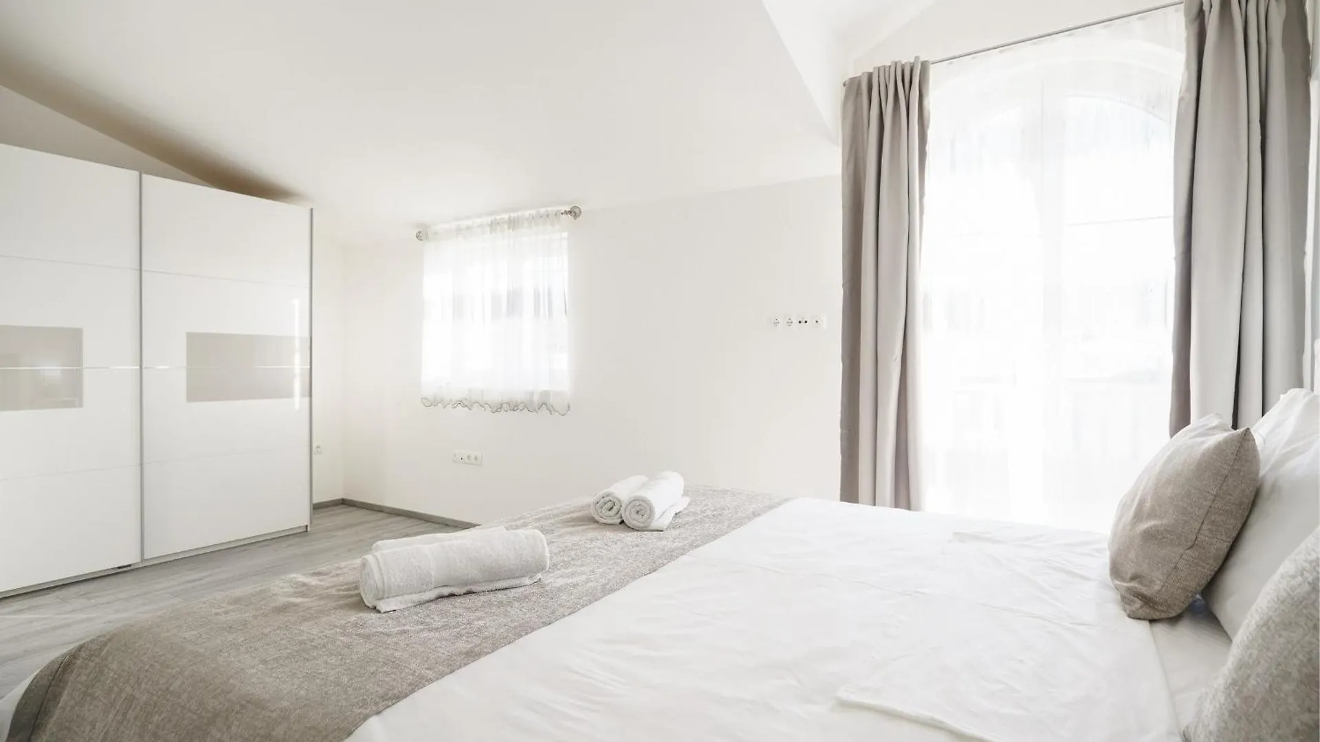 Luxury Six-Bedroom Villa With Heated Pool&Sauna Kastela 0*,