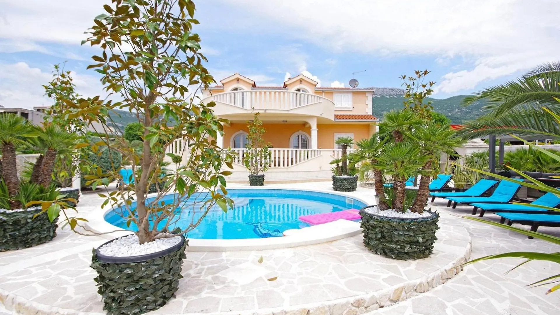 Luxury Six-Bedroom Villa With Heated Pool&Sauna Kastela 0*,